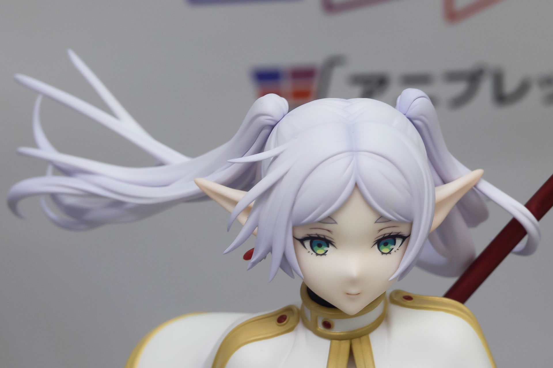 エルフらしい尖った耳や薄紫色の髪などもそのままだ