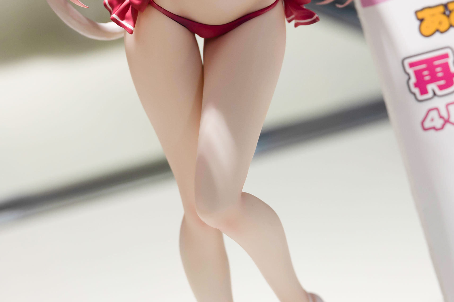 スラリと伸びた脚はやや内股気味だ