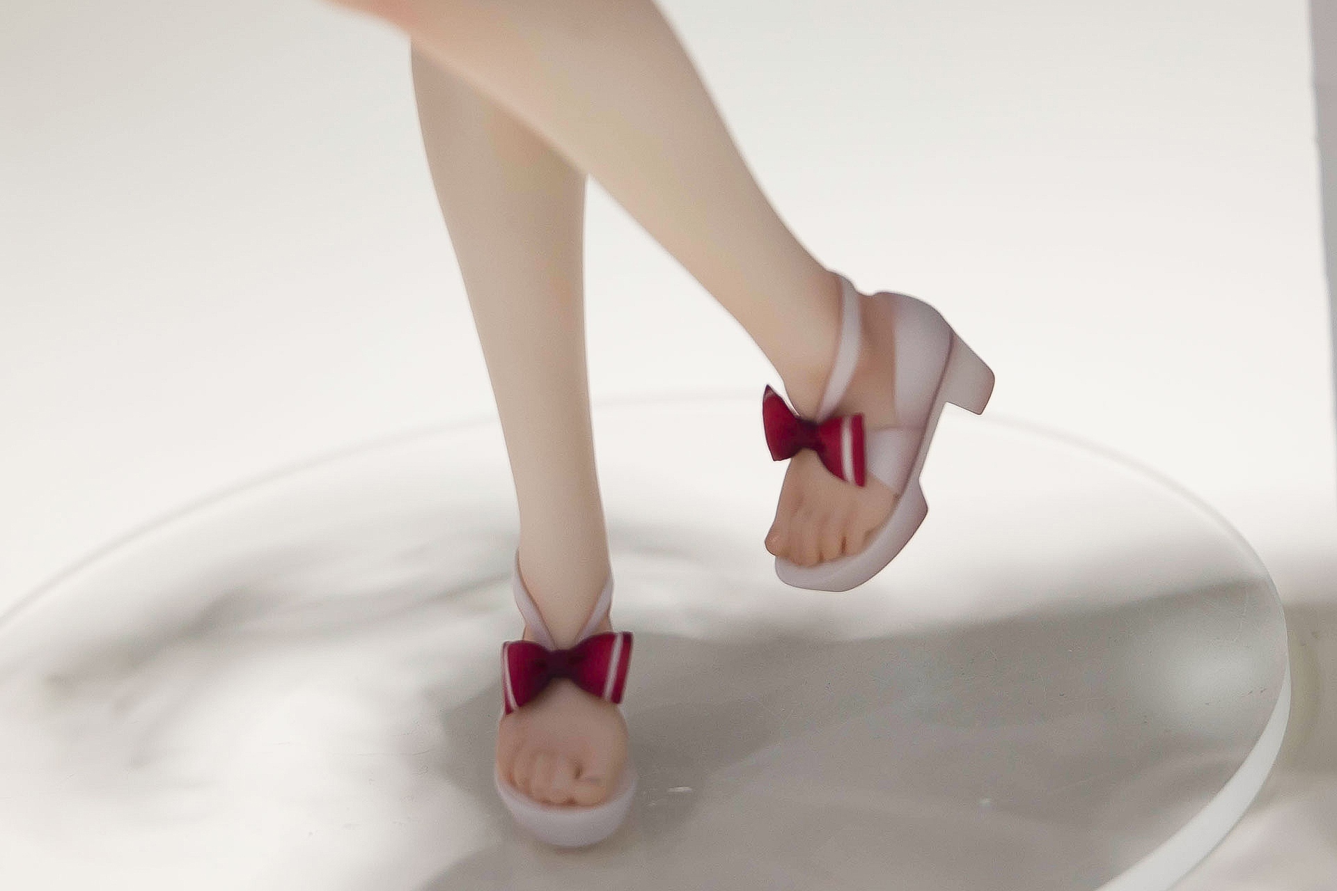 サンダル部分にもリボンが付けられている