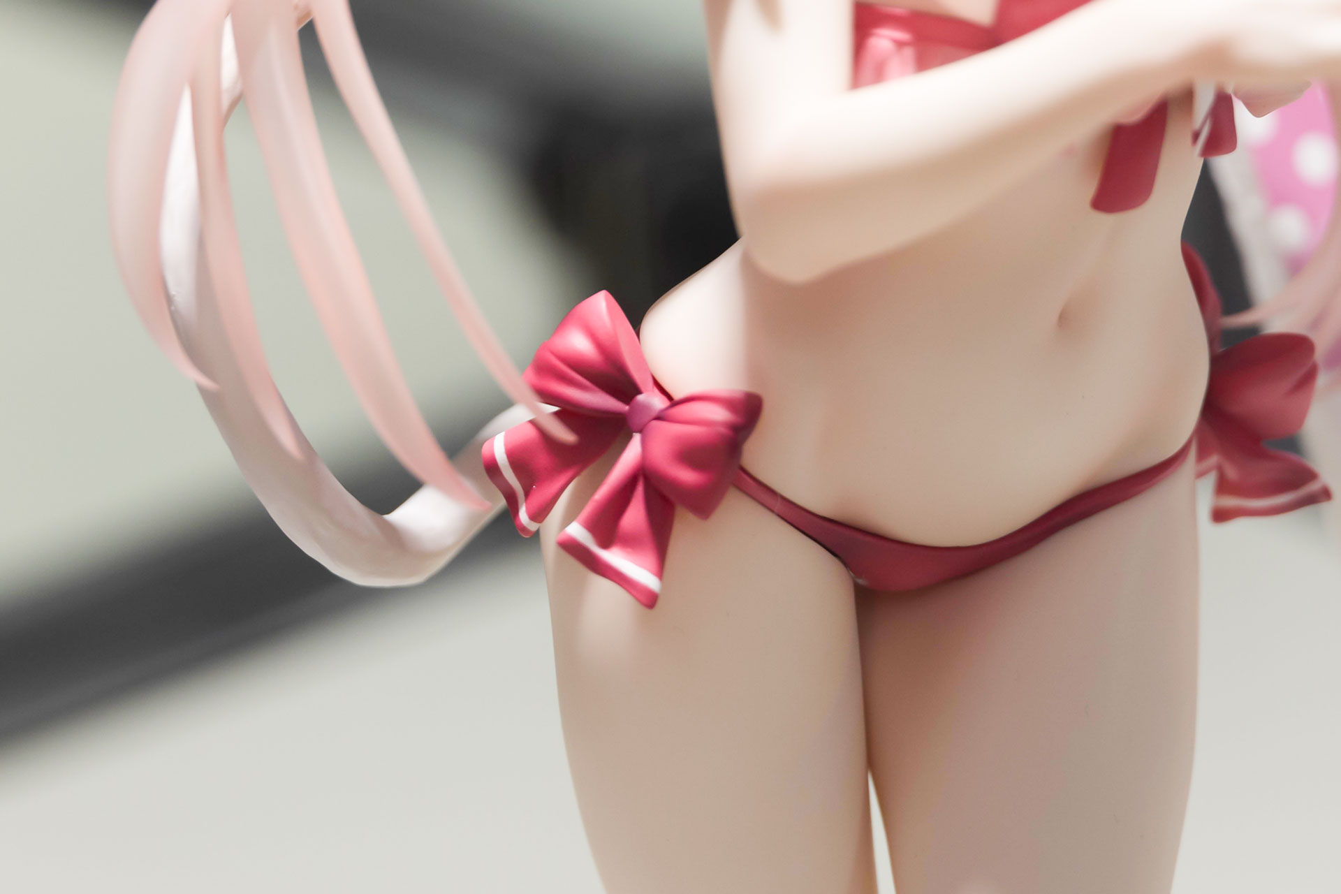 水着の腰のあたりにも大きめのリボンが付けられている