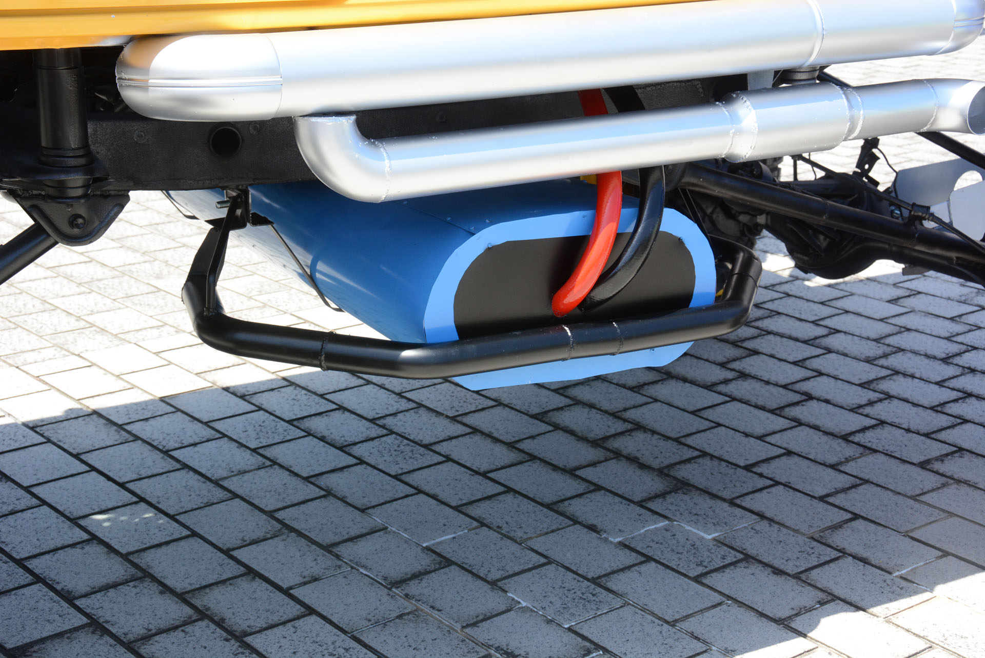 ボディを留めるためのピン、バッテリー、ウィリー用の車輪など、RCカー用の装備がきちんと再現されているのが楽しい