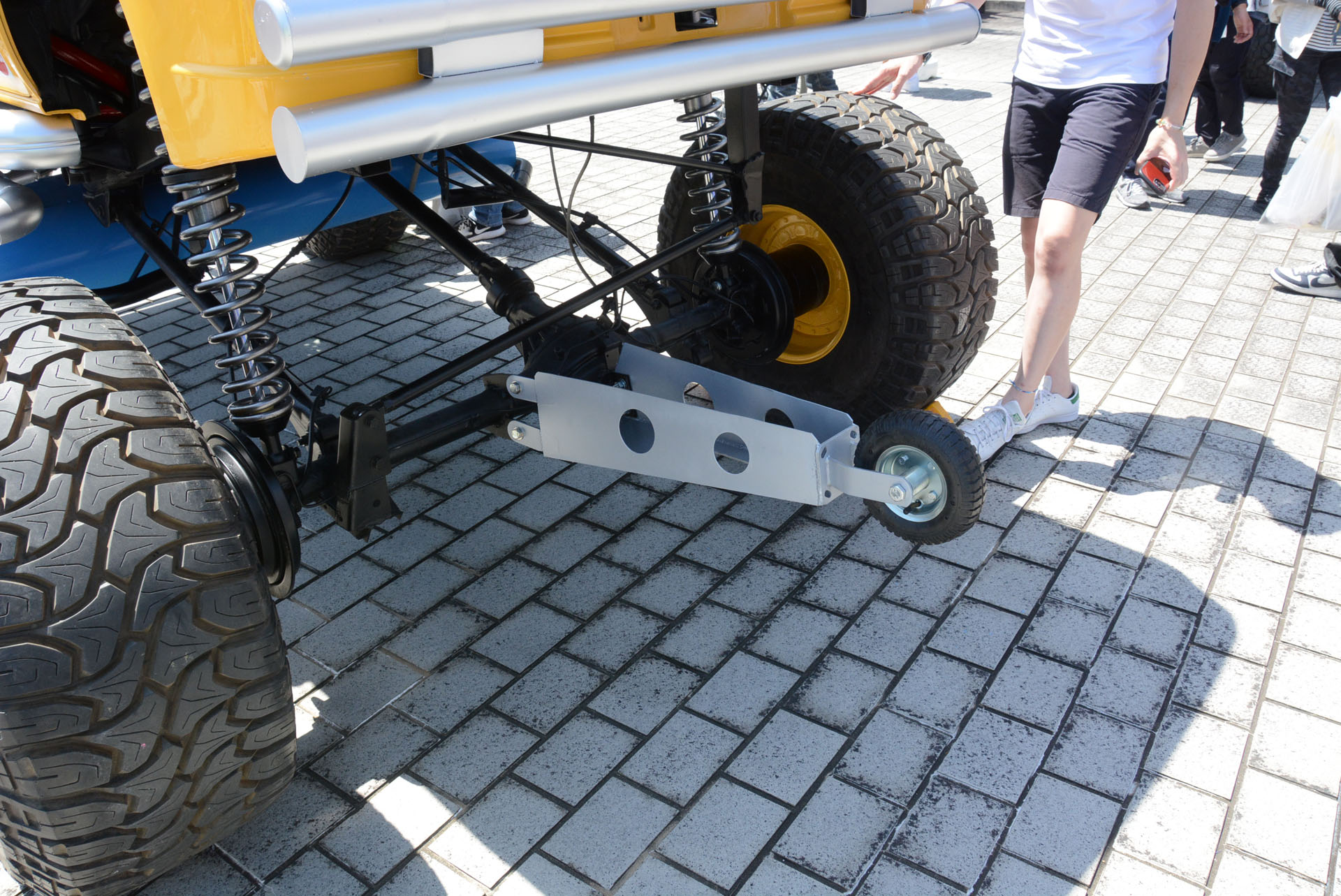ボディを留めるためのピン、バッテリー、ウィリー用の車輪など、RCカー用の装備がきちんと再現されているのが楽しい