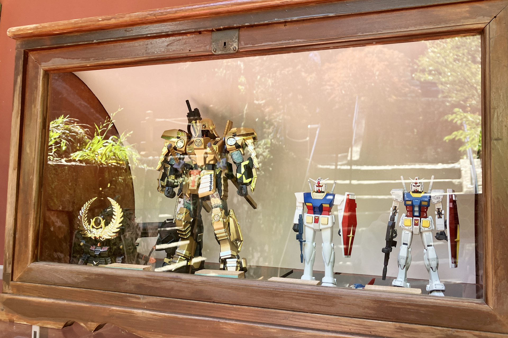 バンダイから奉納された4体のガンプラがこちら