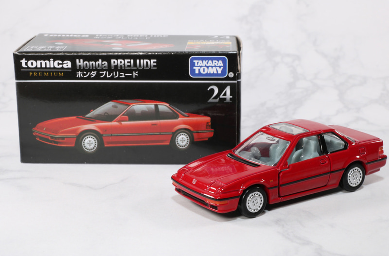 カラーはレッドで、目を引く色合いとなっている