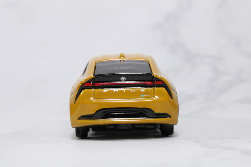 リアは少し四角いフォルムを持ち、カッコイイ後ろ姿