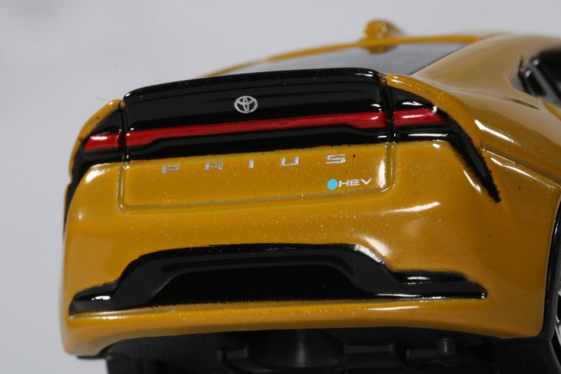 トヨタのエンブレムや「PRIUS」の文字がプリントされている