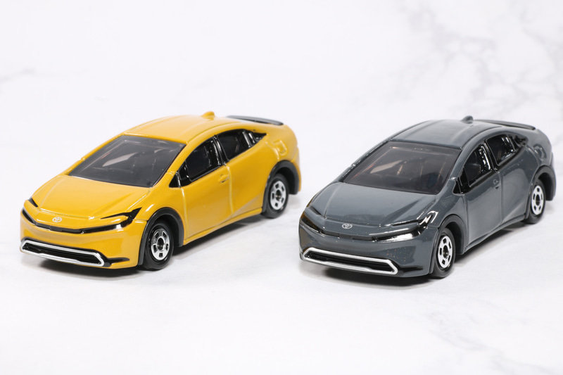 「No.19 トヨタ プリウス」通常仕様（左）、初回特別仕様（右）