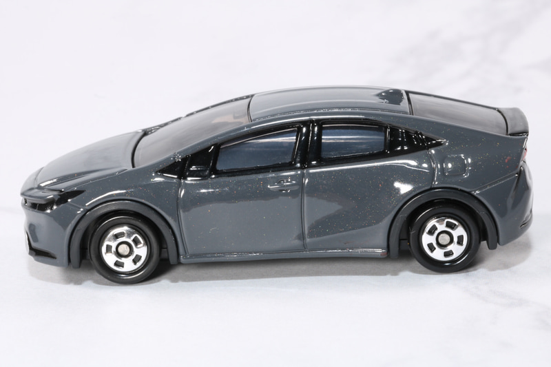 モノフォルムシルエットもしっかり再現されている