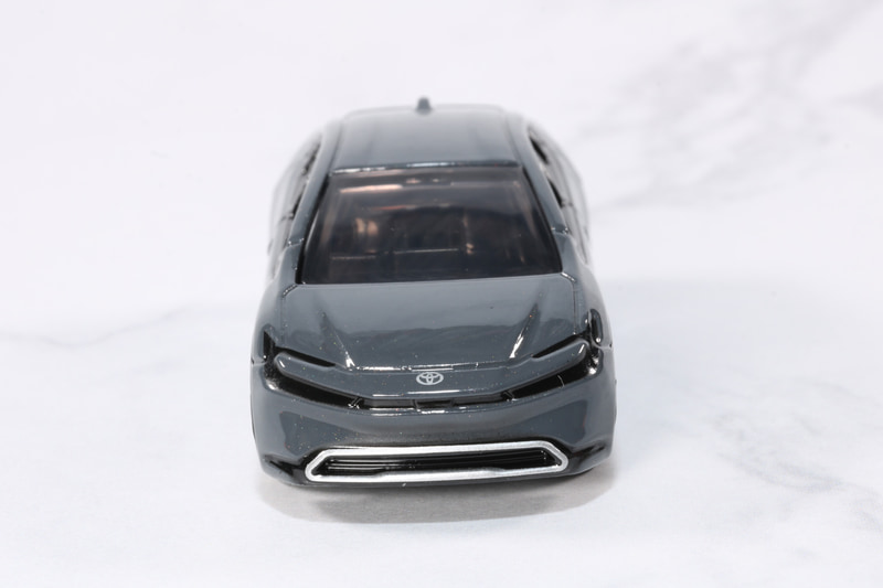 正面からもフロントからリアへの曲線が見える