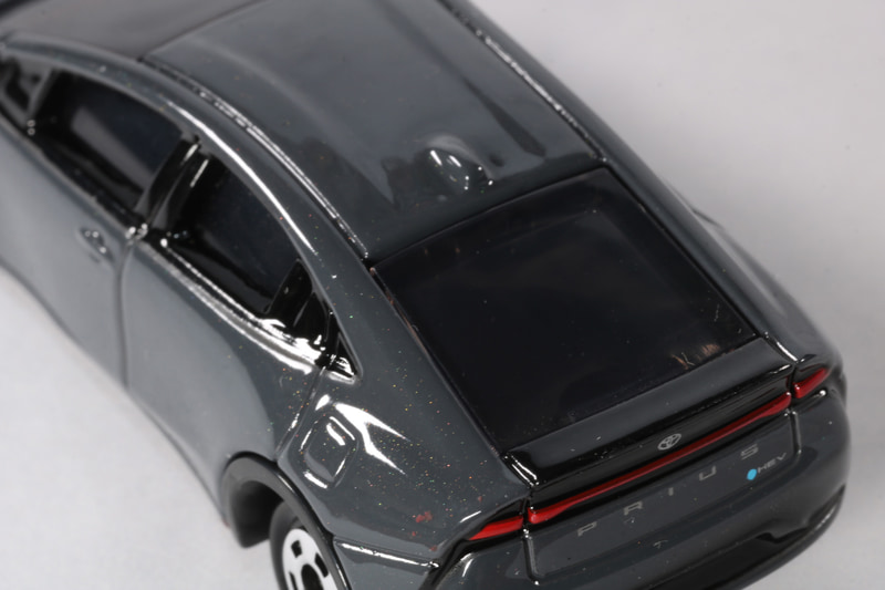 テールランプやエンブレムもしっかり造形されている