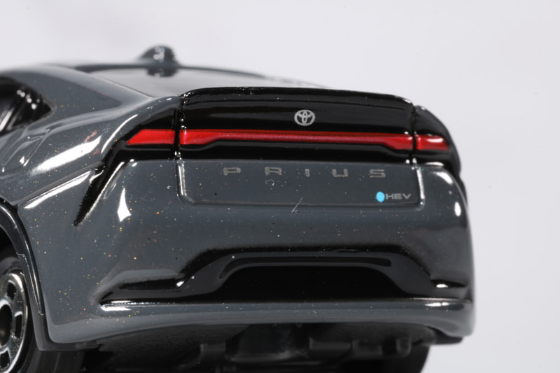 テールランプやエンブレムもしっかり造形されている