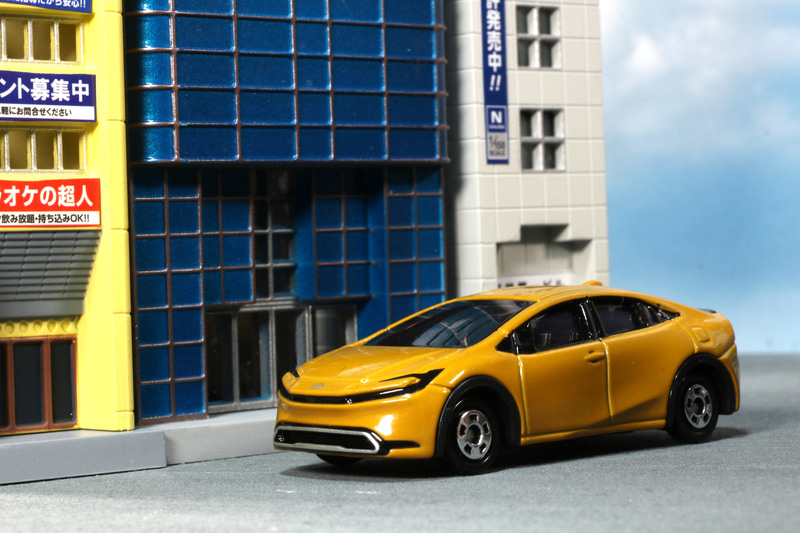 軽快に街を走り抜けるプリウス