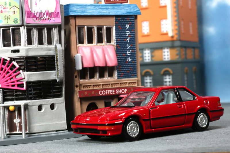 モダンなお店を横にプレリュードが走っていく