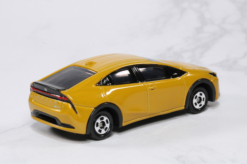 フロントノーズから理山でなだらかな曲線を描くモノフォルムシルエットを再現