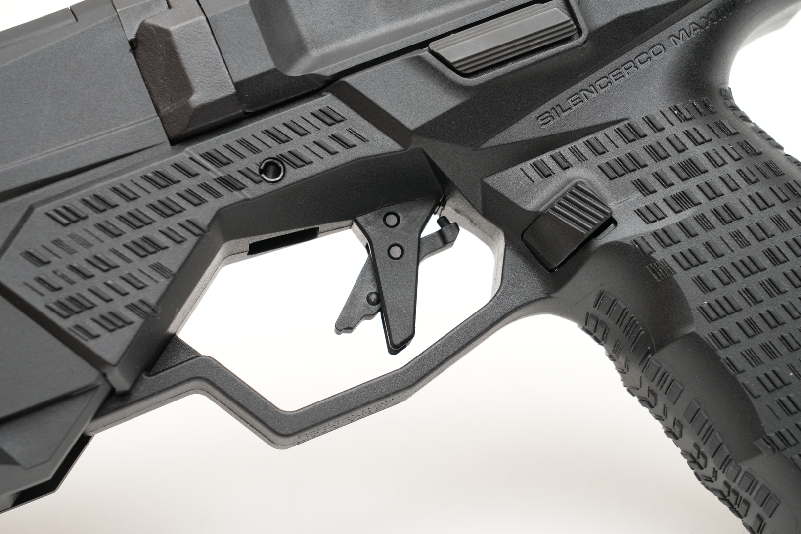 トリガーを引く方向と逆に動かすことでセーフティロックをかけられる