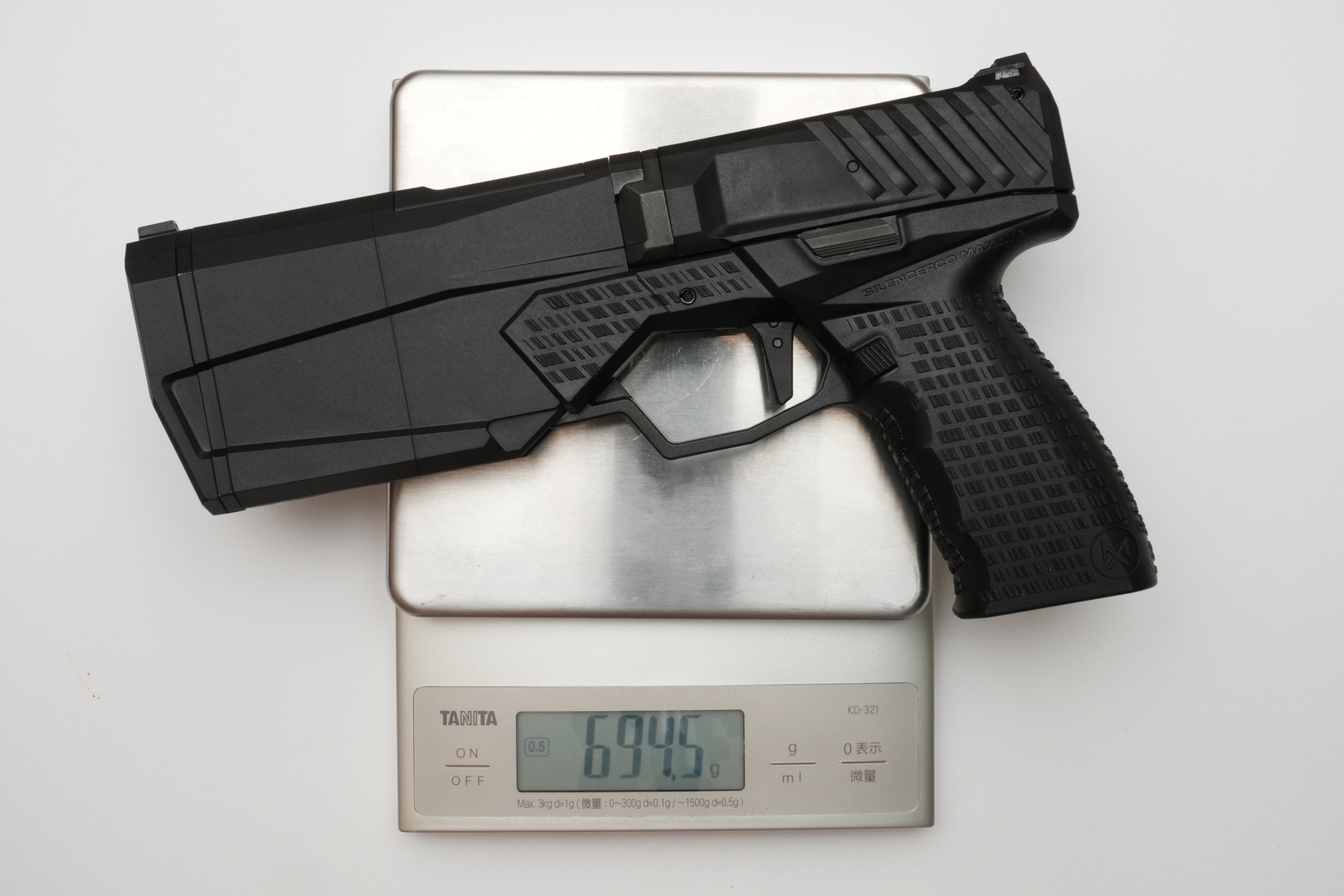 本体の実測重量は694.5g