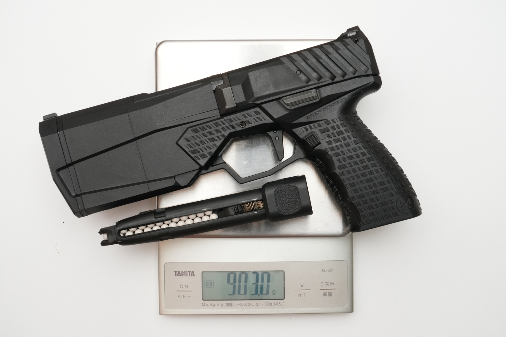 CO2ガスカートリッジと0.25g BB弾24発を装填した状態の本体＋マガジンの実測重量は903g