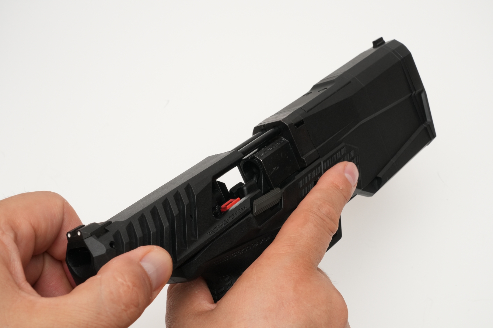 スライドスプリングは強め。指先でスライドを操作していると痛くなる。指の腹でしっかりと握ろう