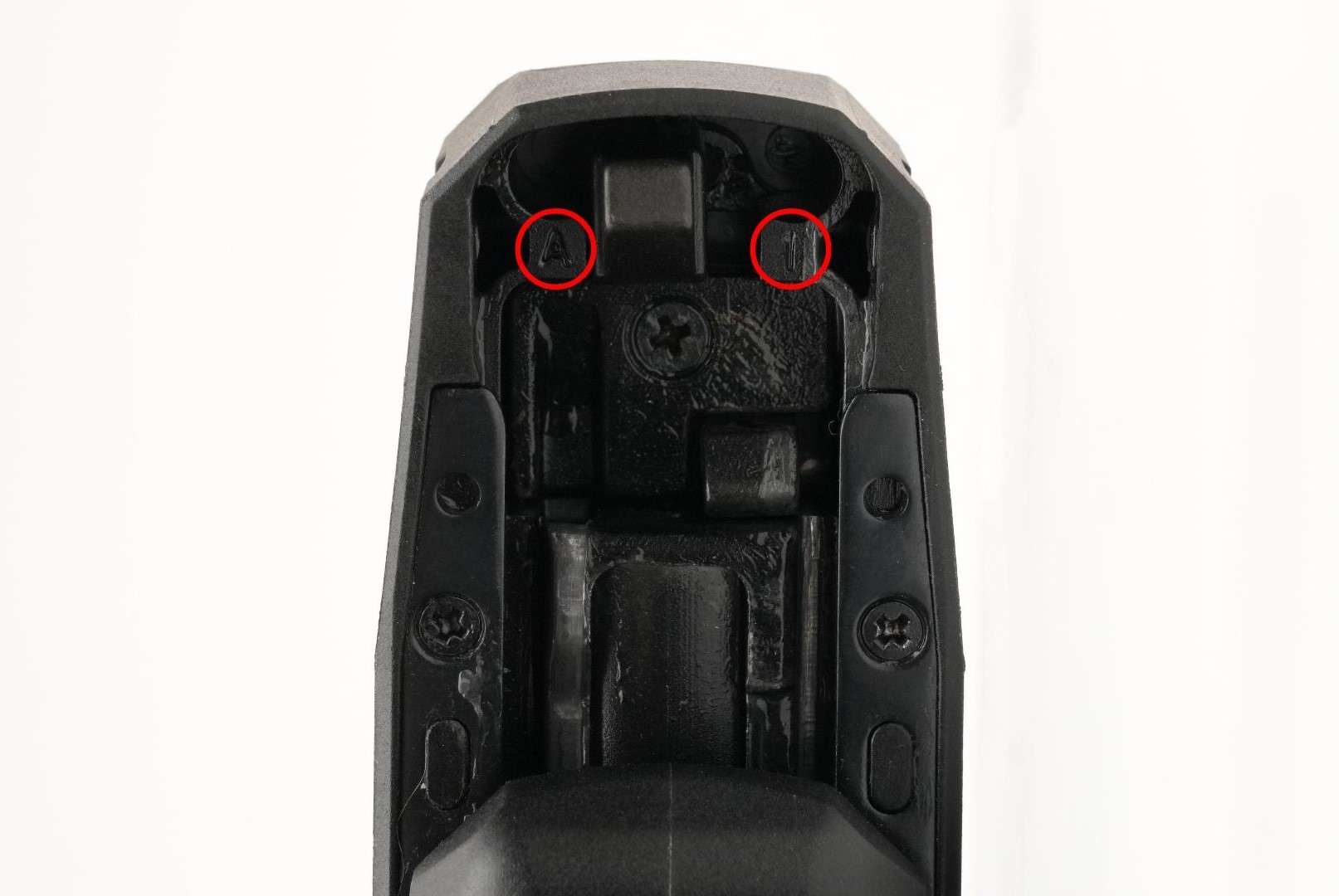 ファイアーセレクトスイッチは「A」（左）がフルオート、「1」（右）がセミオート