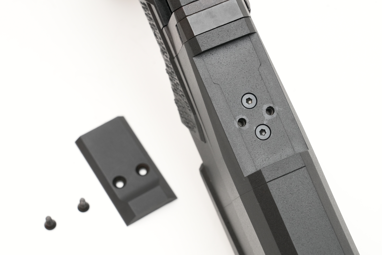 「DEPLOYMENT PACK」に付属する「マウントプレート」を使えば、光学サイトを取り付けられる