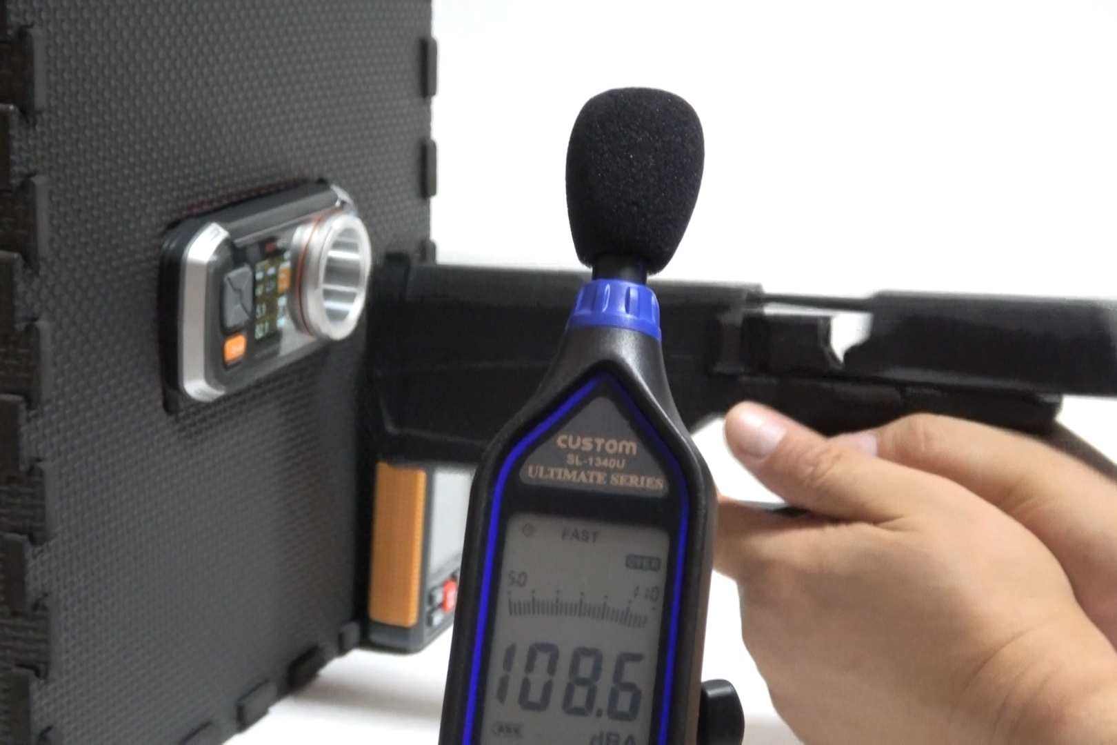 フルオートの発射音は108.6dBA