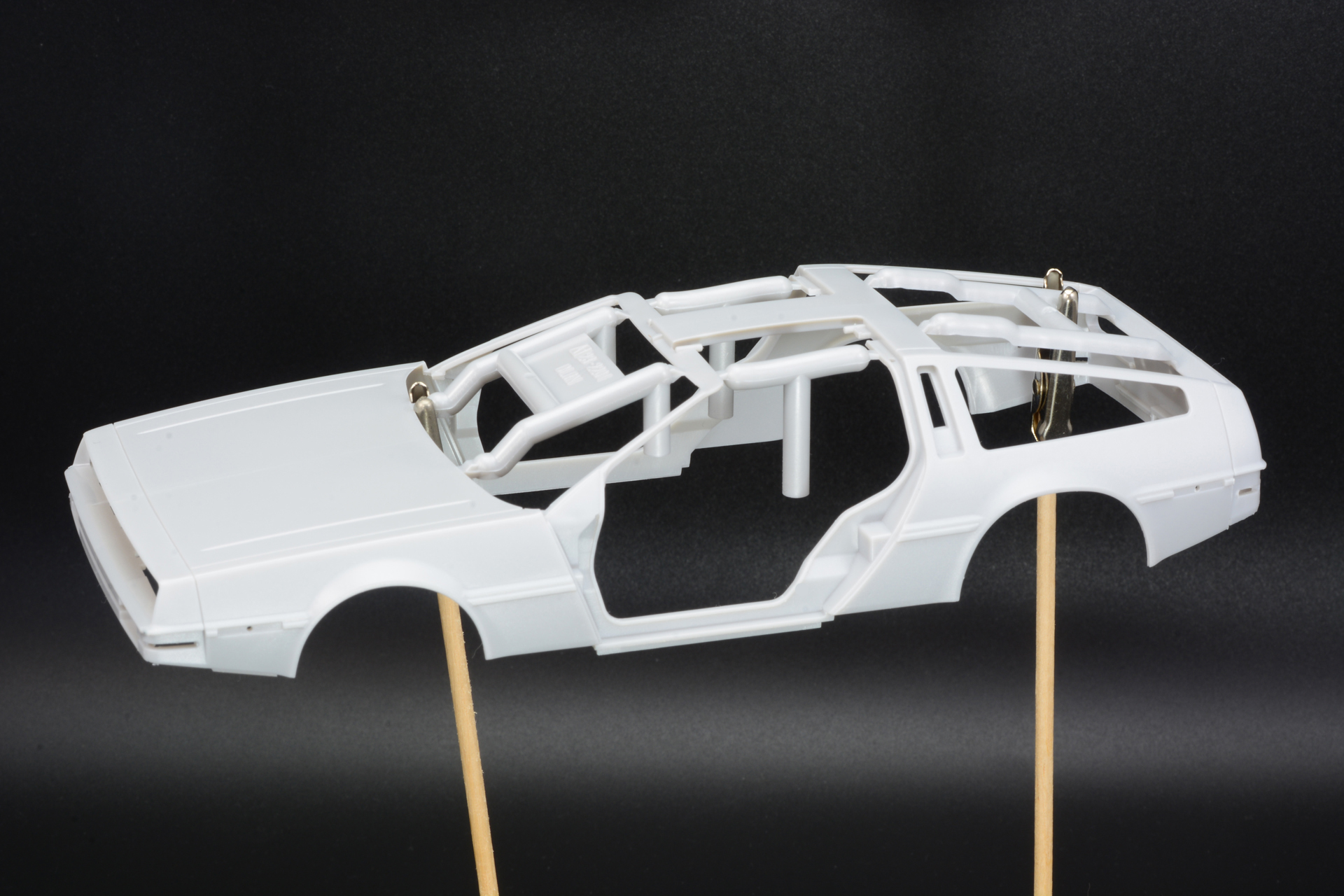 黒、灰色、クリアパーツなどパーツは成型色で色分けされている。デカールと組み合わせると無塗装でも劇中に近いイメージで組み上げられるが、ボディとドアをメタリックに塗装すれば劇中イメージにさらに近づけられるだろう