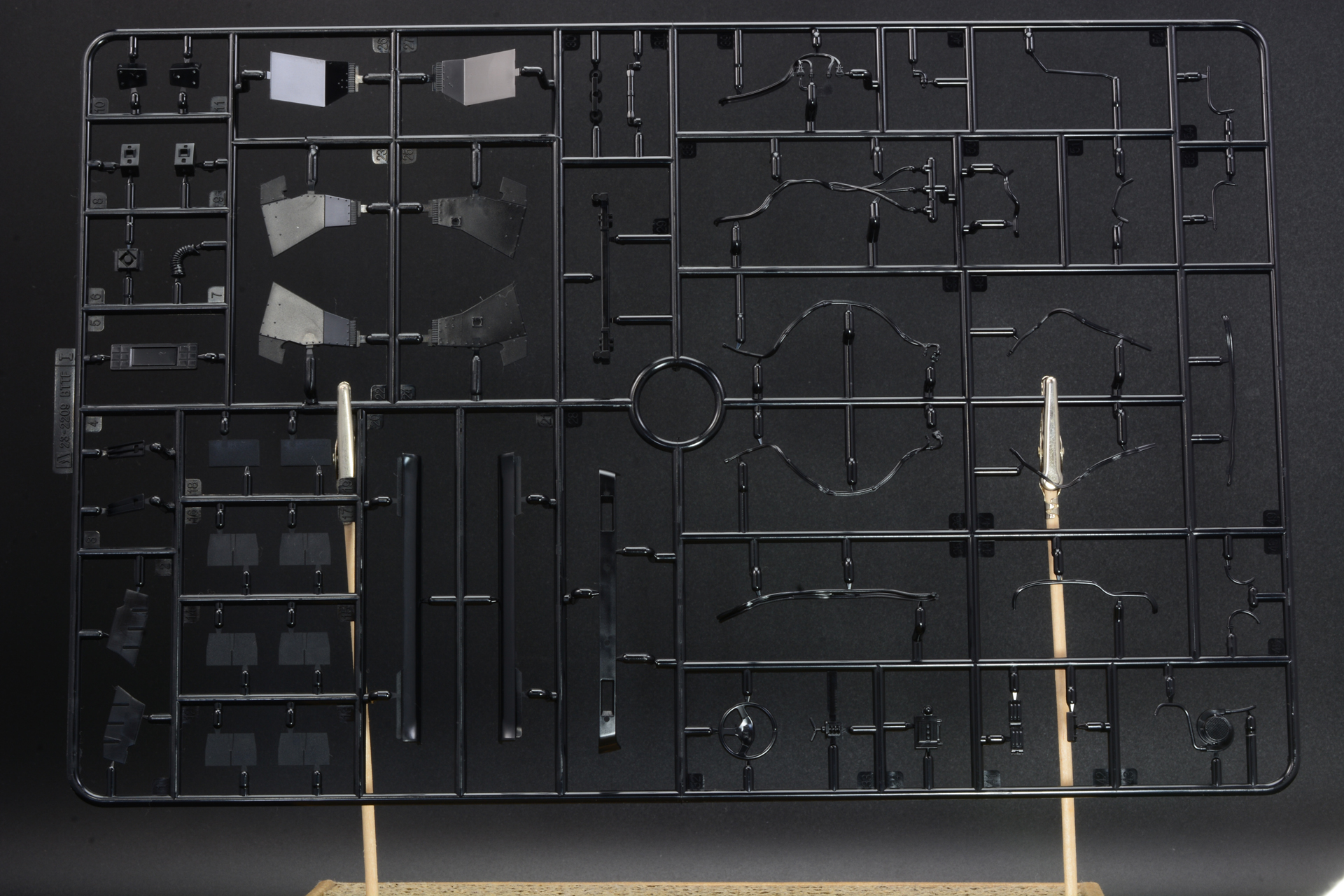 黒、灰色、クリアパーツなどパーツは成型色で色分けされている。デカールと組み合わせると無塗装でも劇中に近いイメージで組み上げられるが、ボディとドアをメタリックに塗装すれば劇中イメージにさらに近づけられるだろう