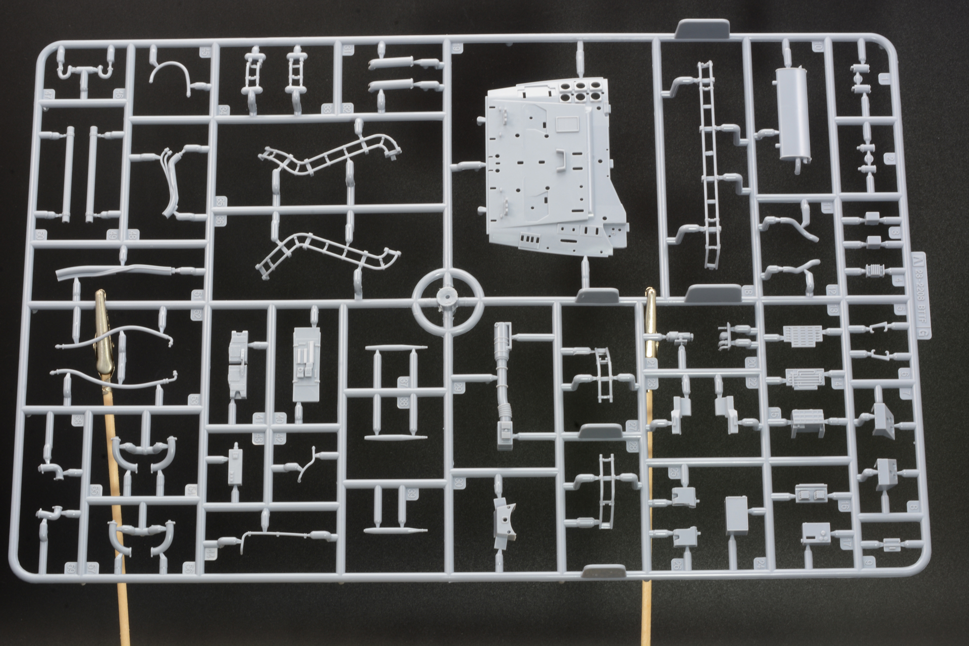 黒、灰色、クリアパーツなどパーツは成型色で色分けされている。デカールと組み合わせると無塗装でも劇中に近いイメージで組み上げられるが、ボディとドアをメタリックに塗装すれば劇中イメージにさらに近づけられるだろう