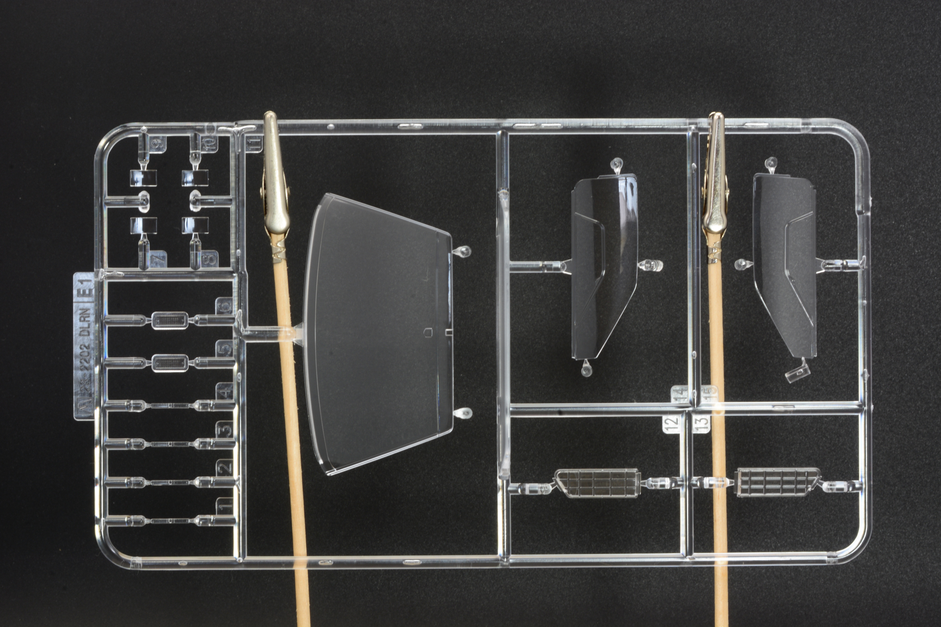 黒、灰色、クリアパーツなどパーツは成型色で色分けされている。デカールと組み合わせると無塗装でも劇中に近いイメージで組み上げられるが、ボディとドアをメタリックに塗装すれば劇中イメージにさらに近づけられるだろう