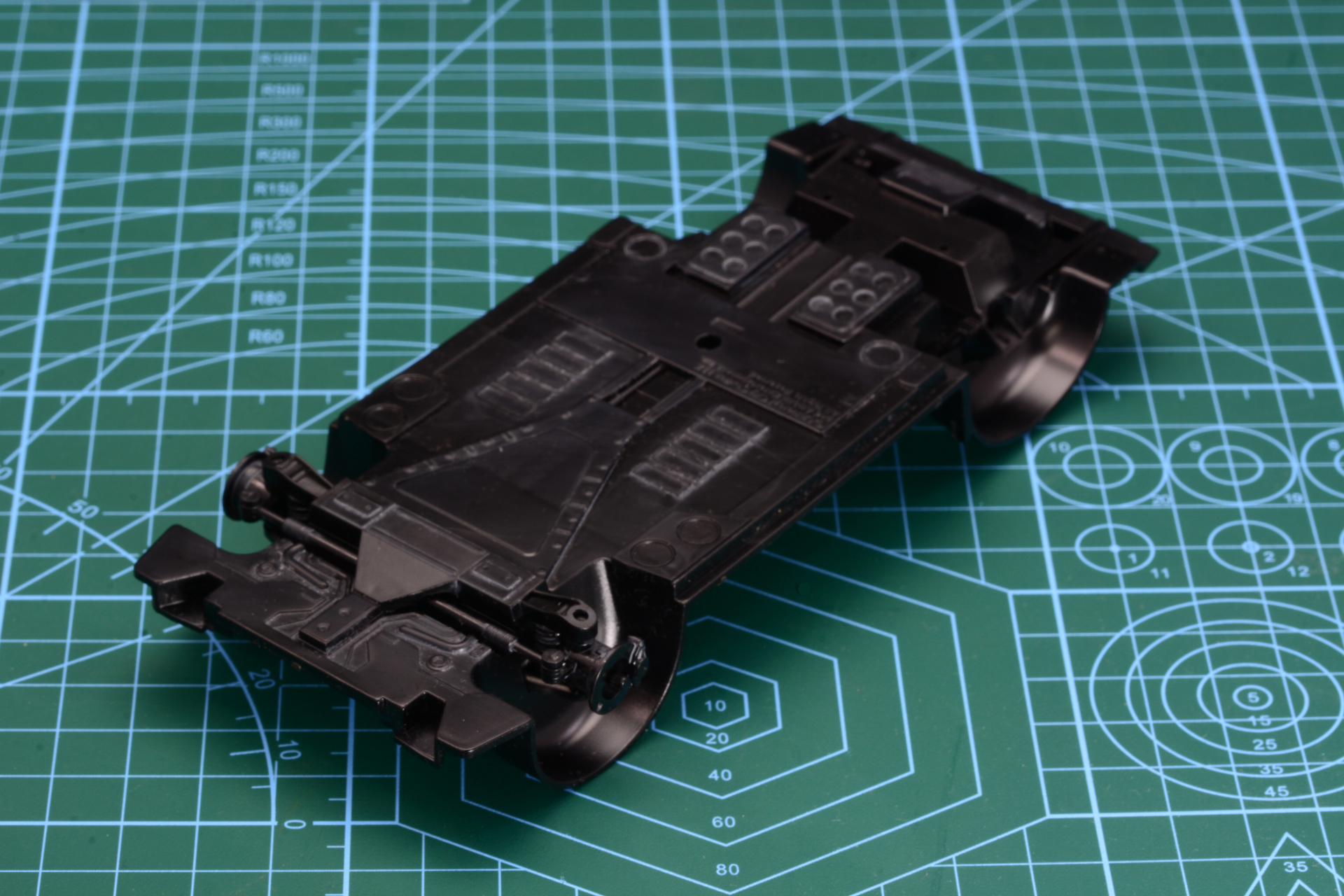 車体裏側、グレーのスミ入れで、ディテールを浮き立たせる