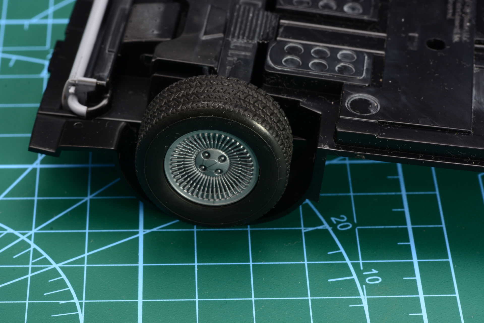 タイヤはトレッドパターンも再現されている