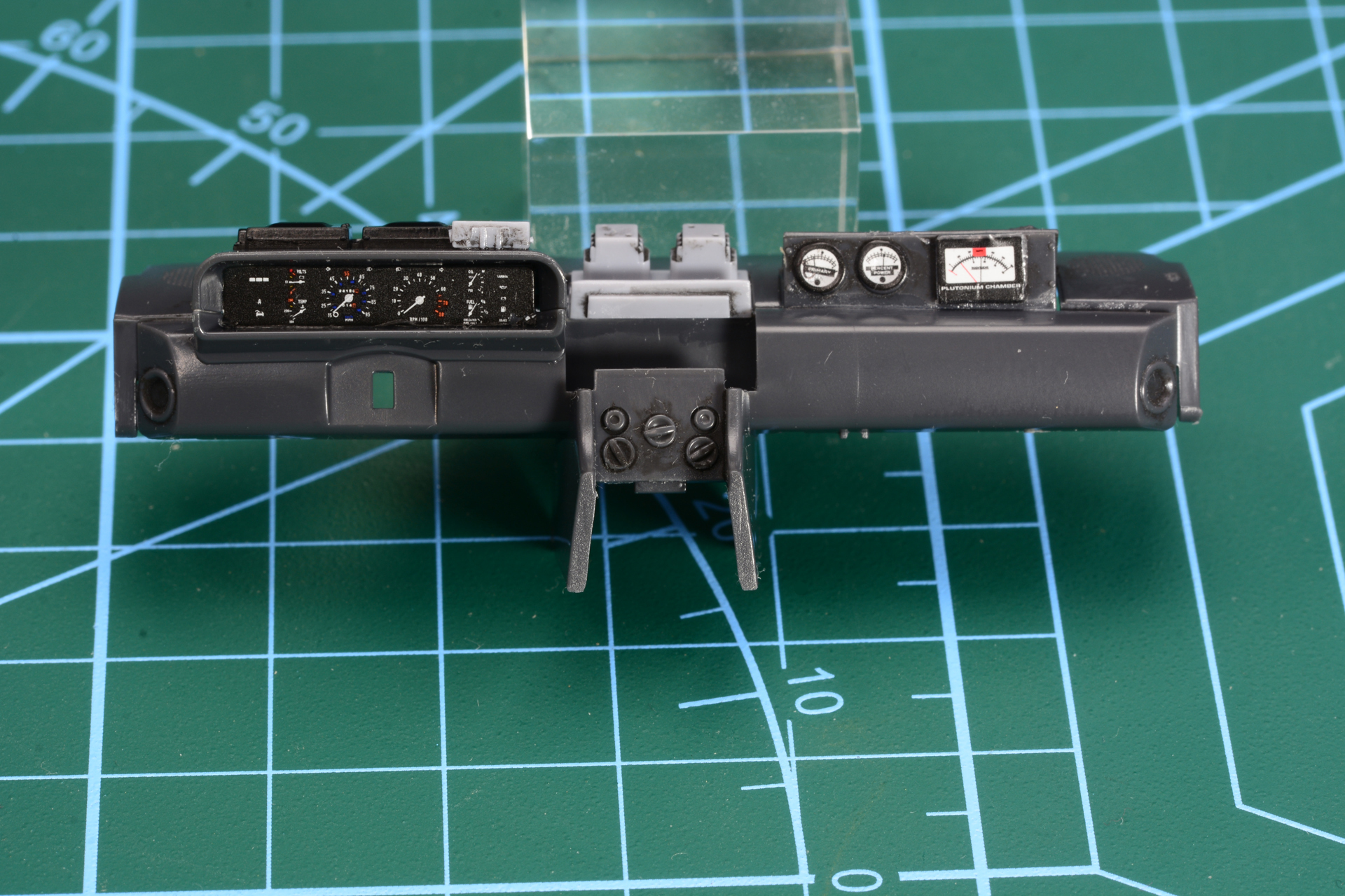 ダッシュボード。運転席側(左)だけでなく助手席にも様々なメーターがある。すべてデカールだ