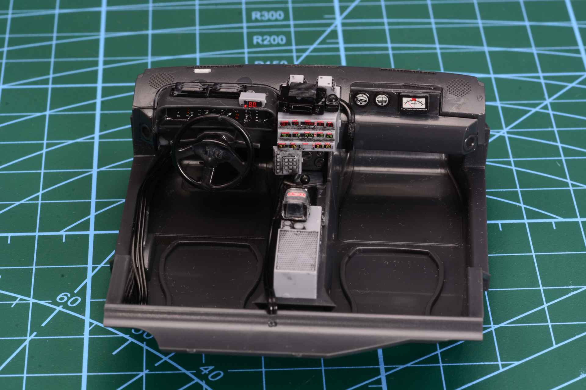 数字が並ぶタイムサーキットなど、映画でおなじみの車内が組み上がっていく