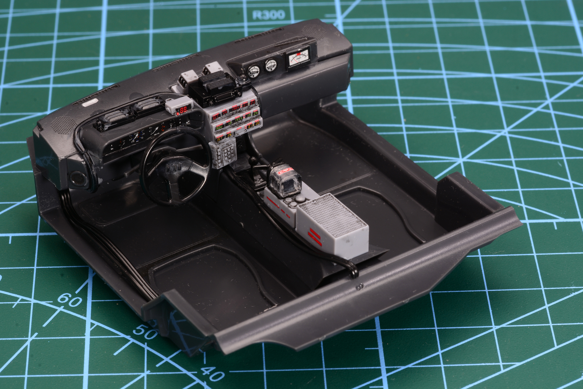 数字が並ぶタイムサーキットなど、映画でおなじみの車内が組み上がっていく