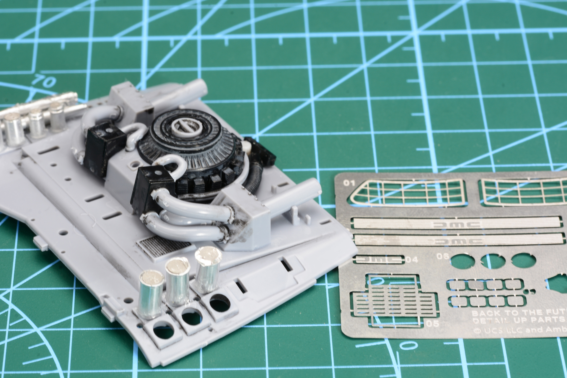 ディテールアップパーツで円柱などを取り付けていく