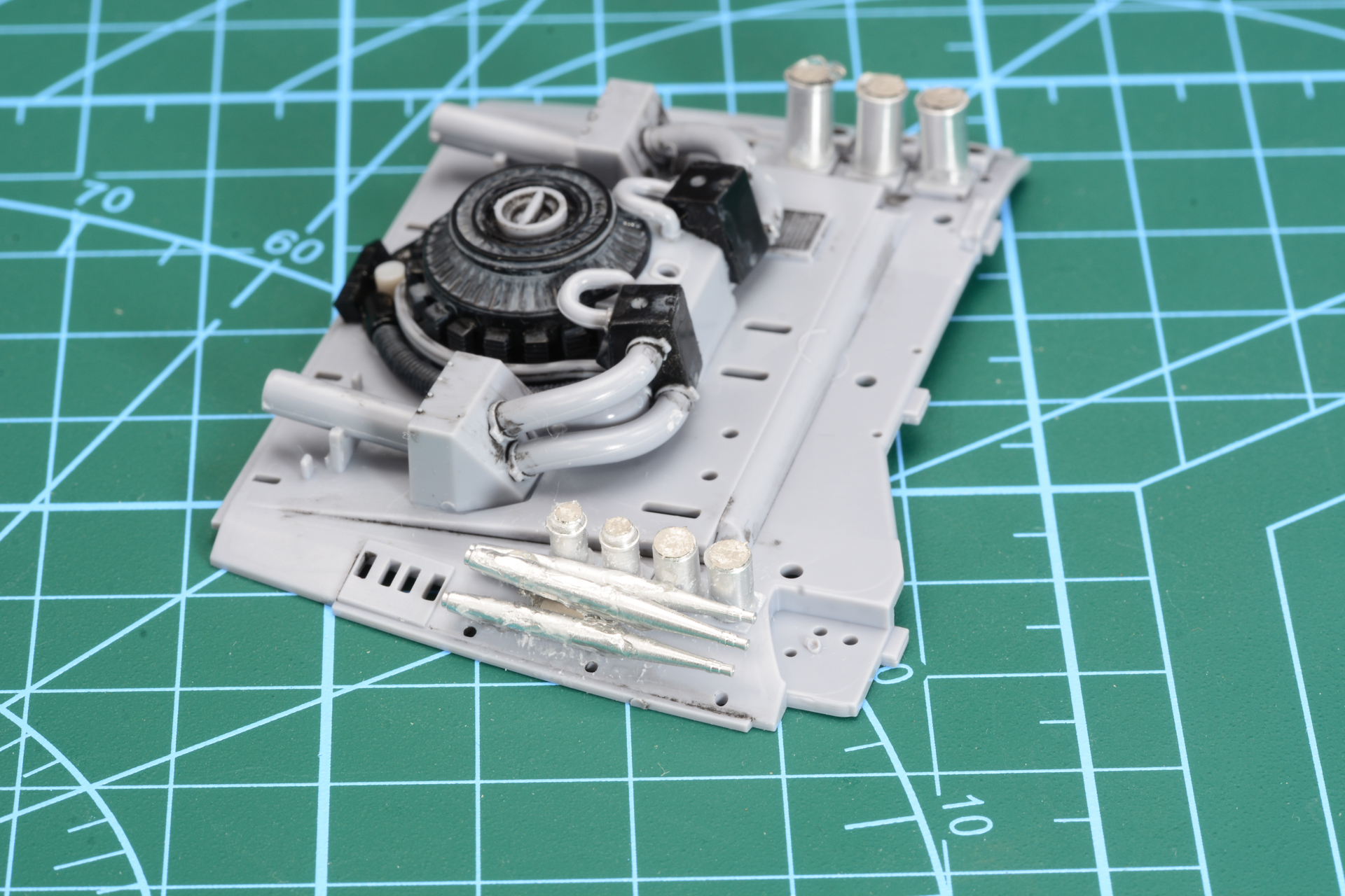 ディテールアップパーツで円柱などを取り付けていく