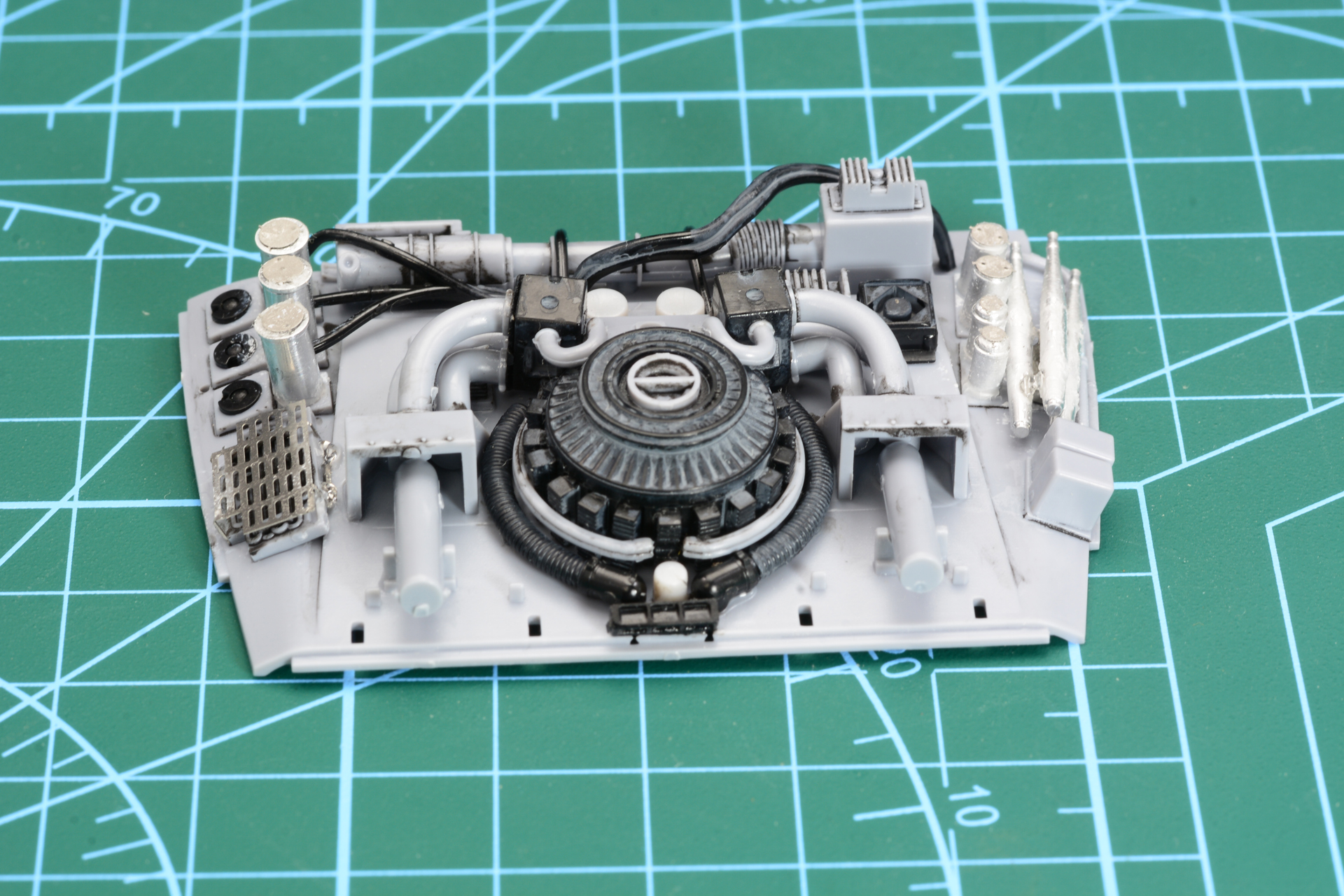 細かい装置やコードなどを配置、みっしりとした密度感が魅力だ