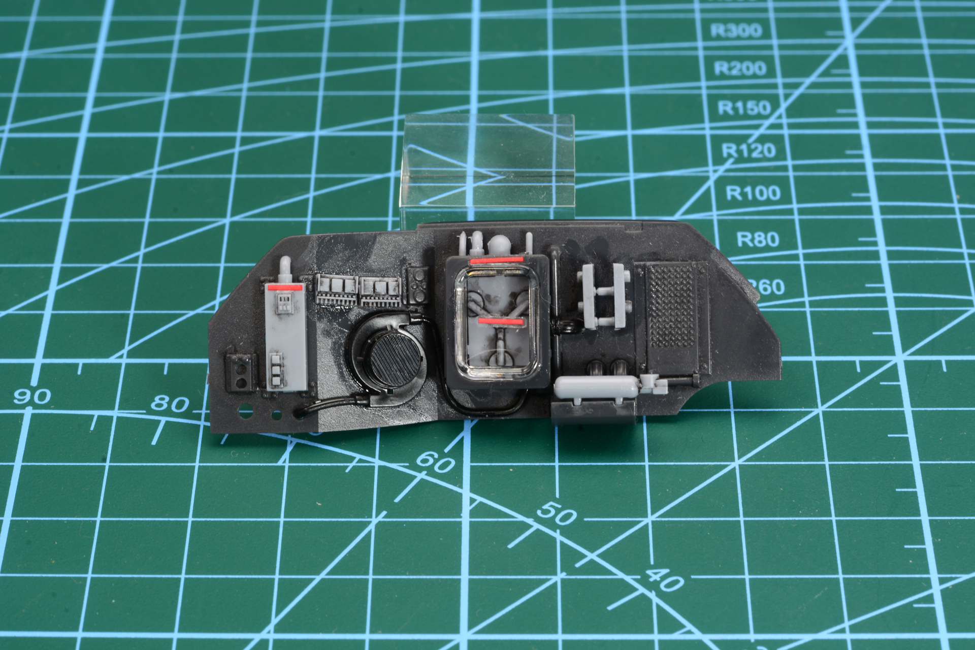 映画内でもしっかり紹介されるY字型の次元転移装置