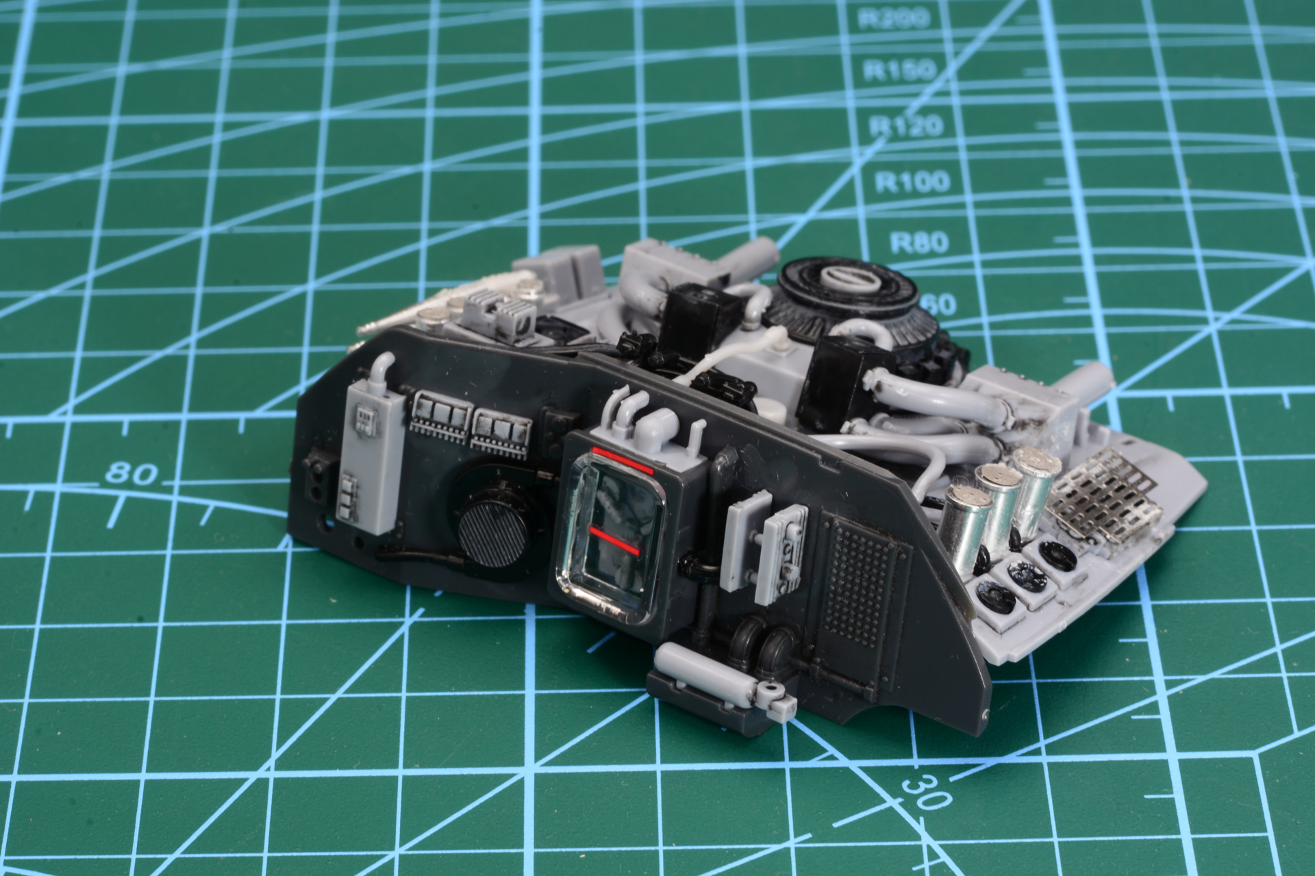 車内後部パーツと接続。原子炉からエネルギーを受けているのが組み立てることで確認できる