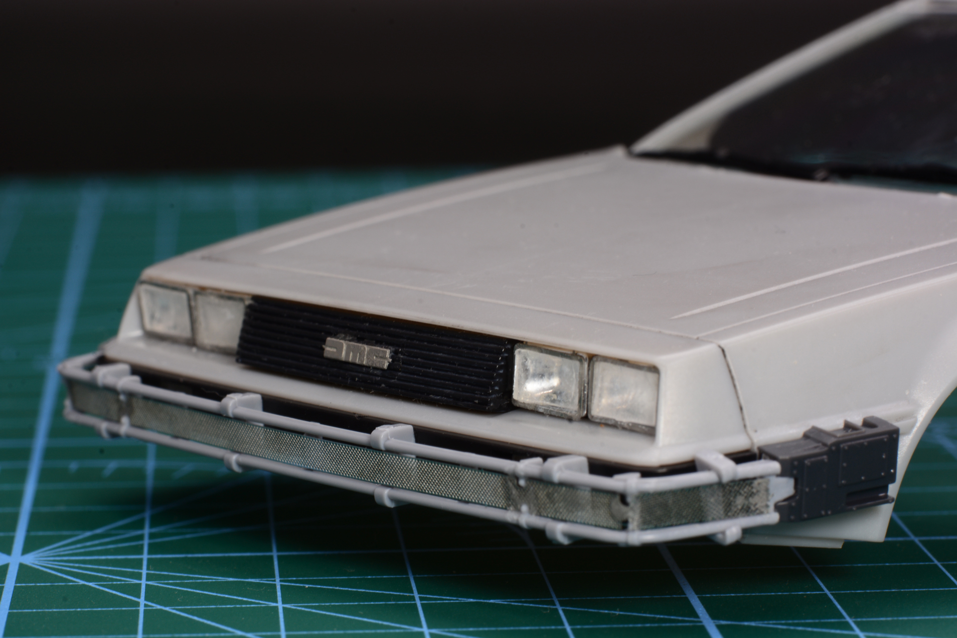 車体前面。金属の網がかかったバンパー、枠やマークにも金属パーツを使用