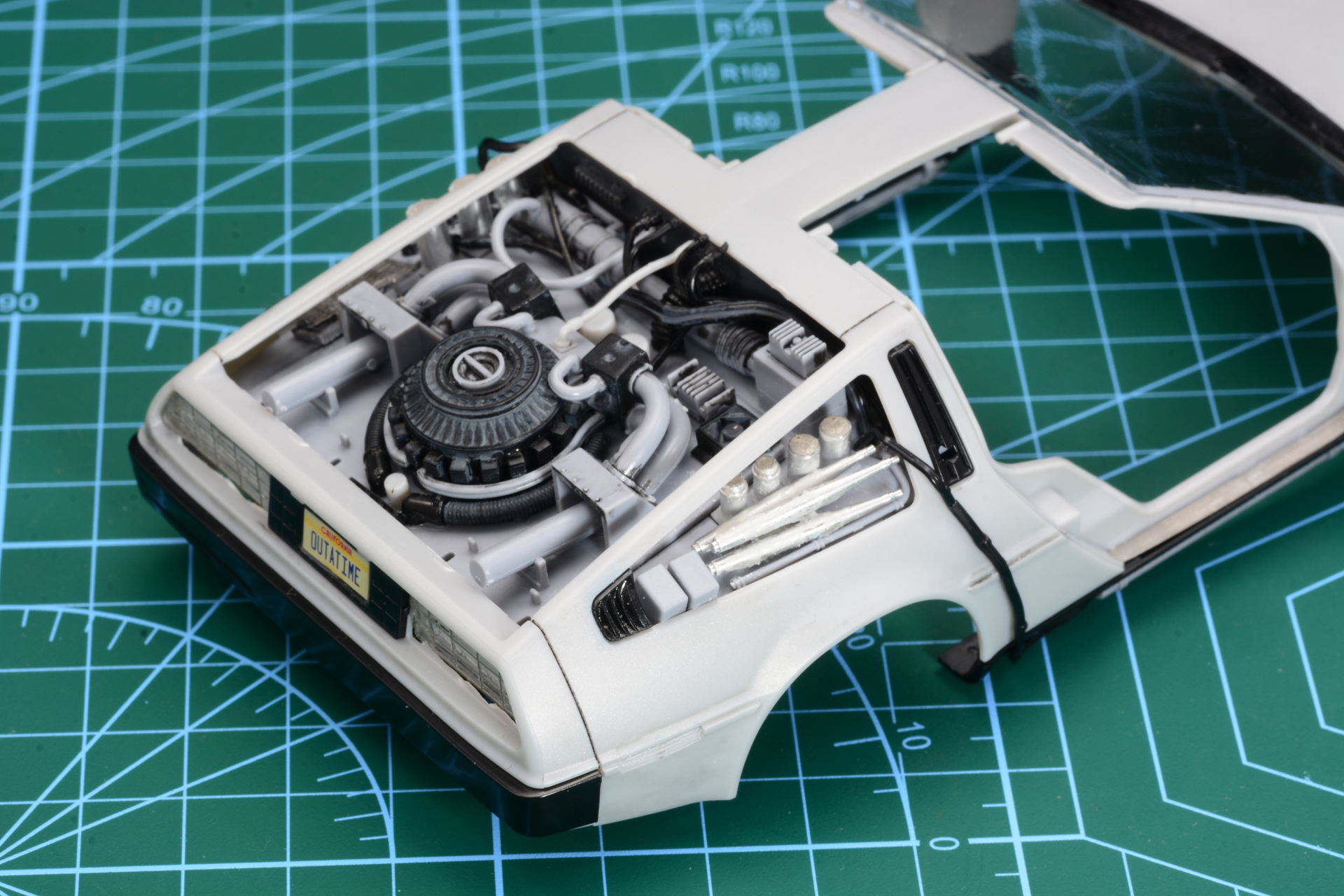 ボディに後部パーツを組み込むと一気にタイムマシンらしさが増す