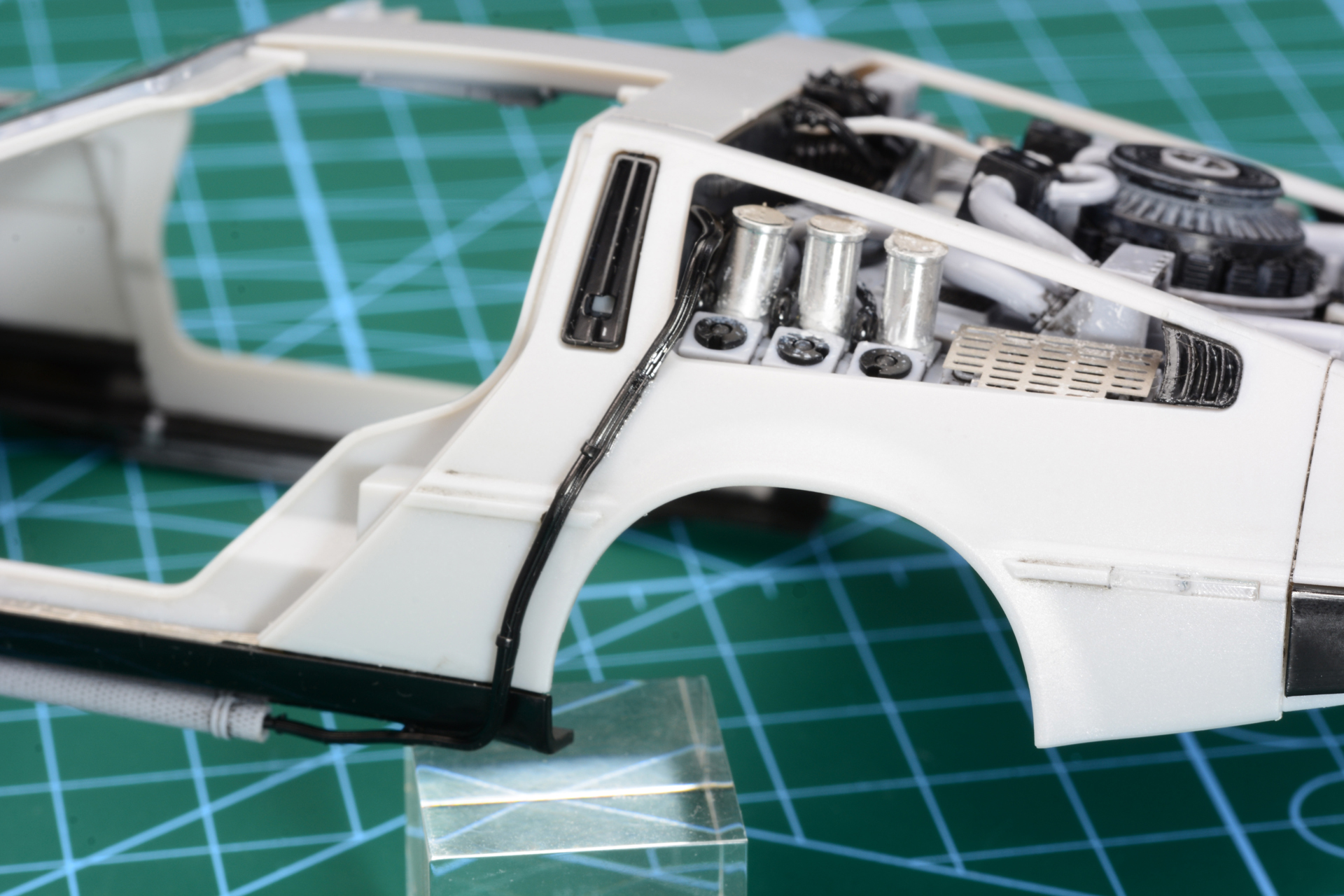 後部の太いケーブルが前方のバンパーパーツに伸びる