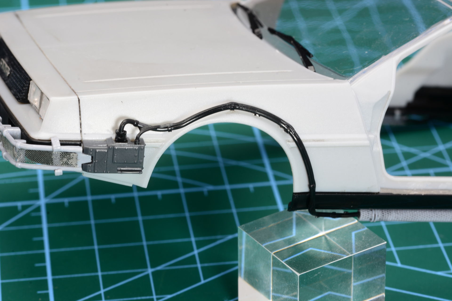 後部の太いケーブルが前方のバンパーパーツに伸びる