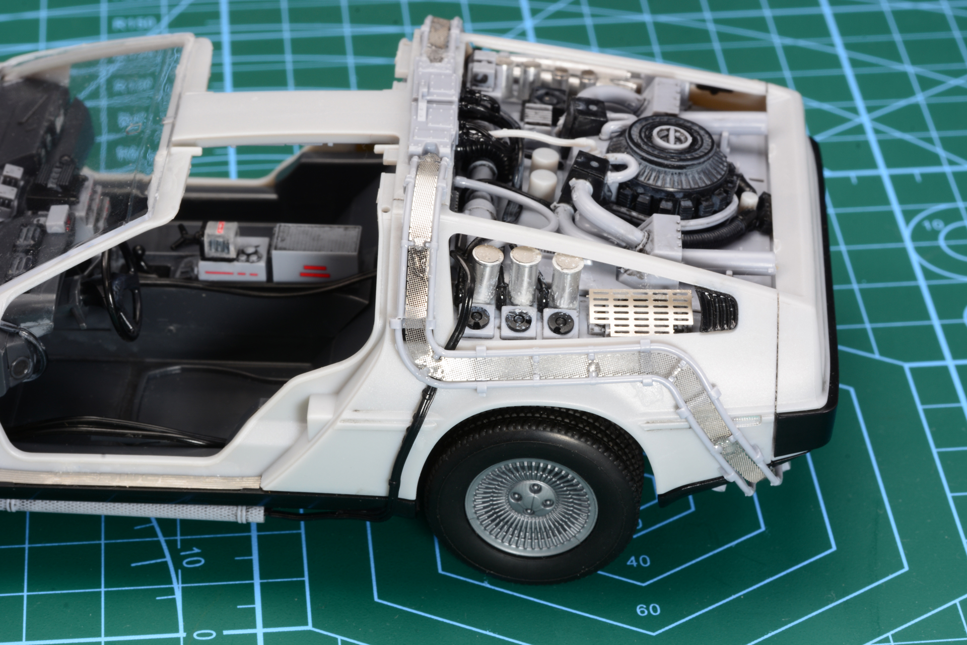 車体側面を覆うパーツにもエッチングパーツを使う