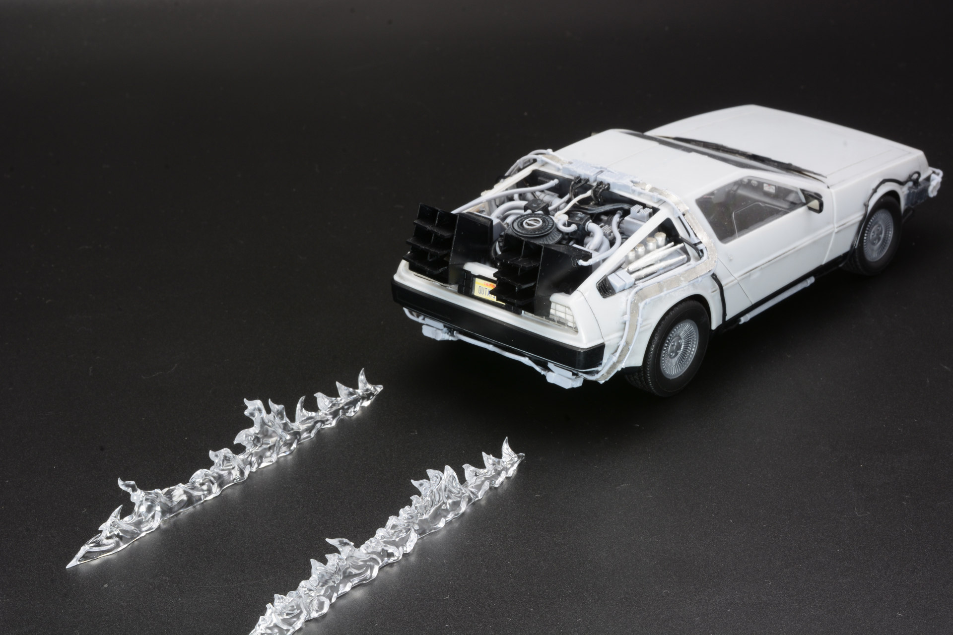 劇中では炎は車が消え去った後に残るのだが、炎が出た瞬間をイメージして配置