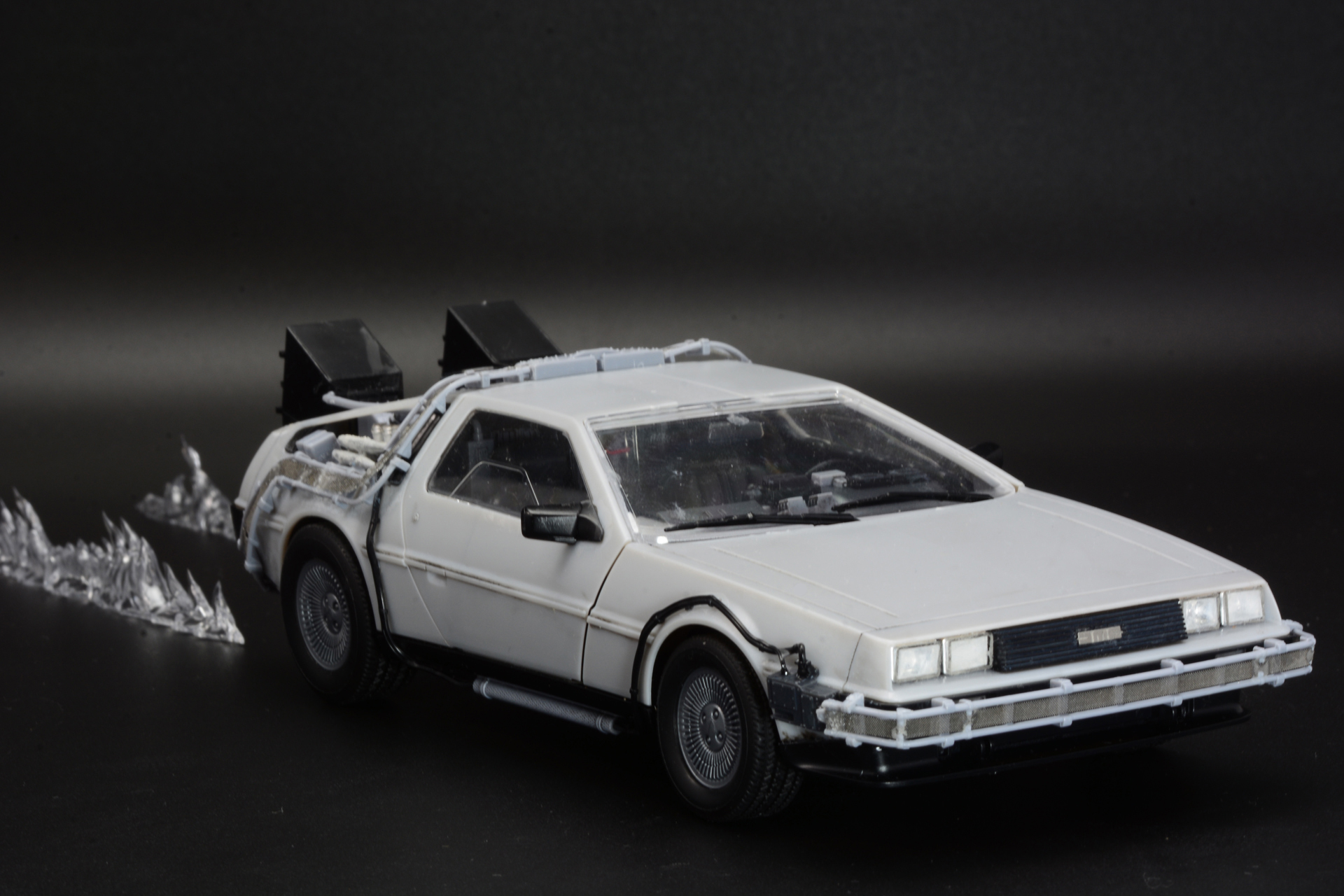 劇中では炎は車が消え去った後に残るのだが、炎が出た瞬間をイメージして配置