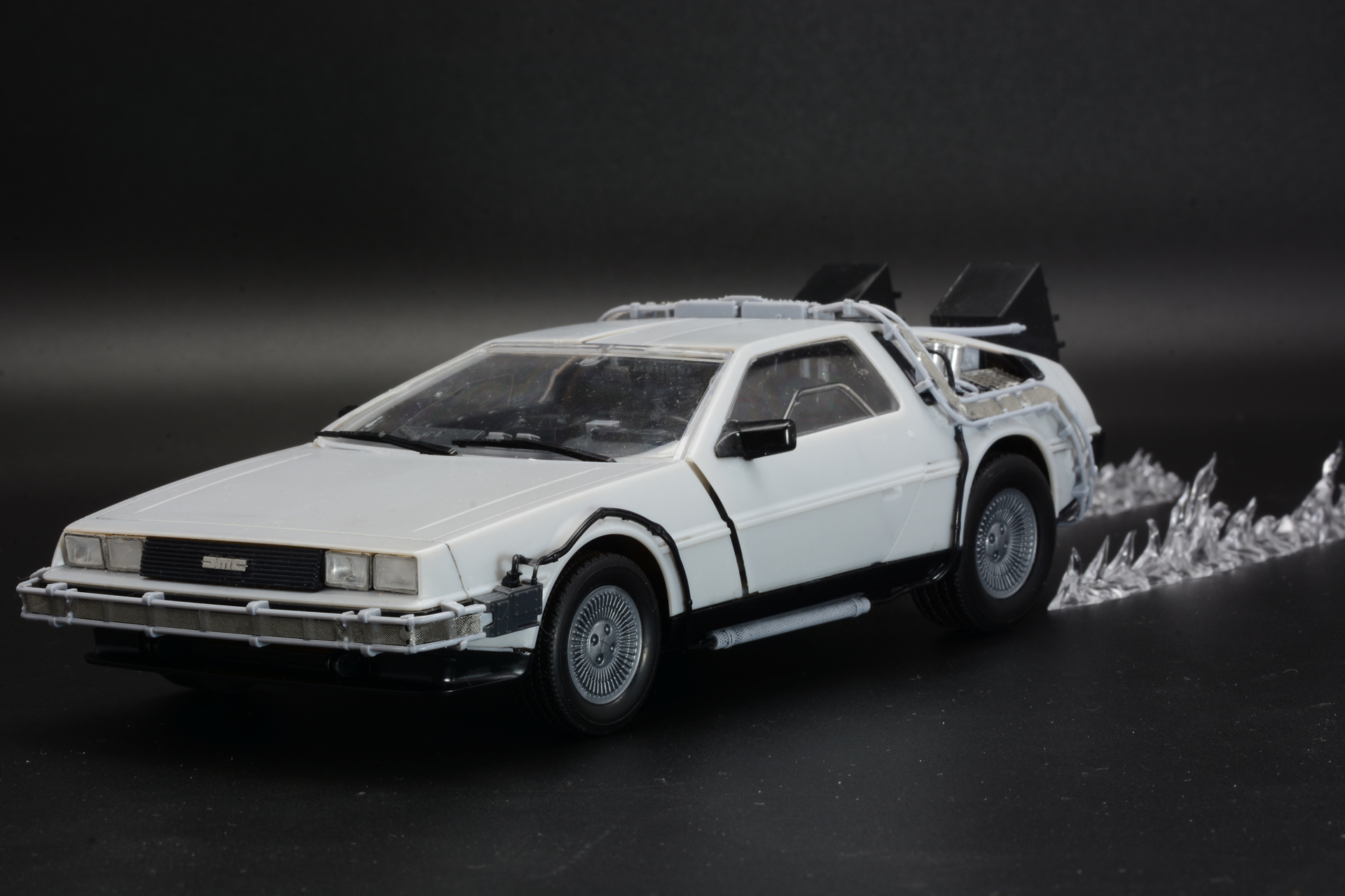 劇中では炎は車が消え去った後に残るのだが、炎が出た瞬間をイメージして配置