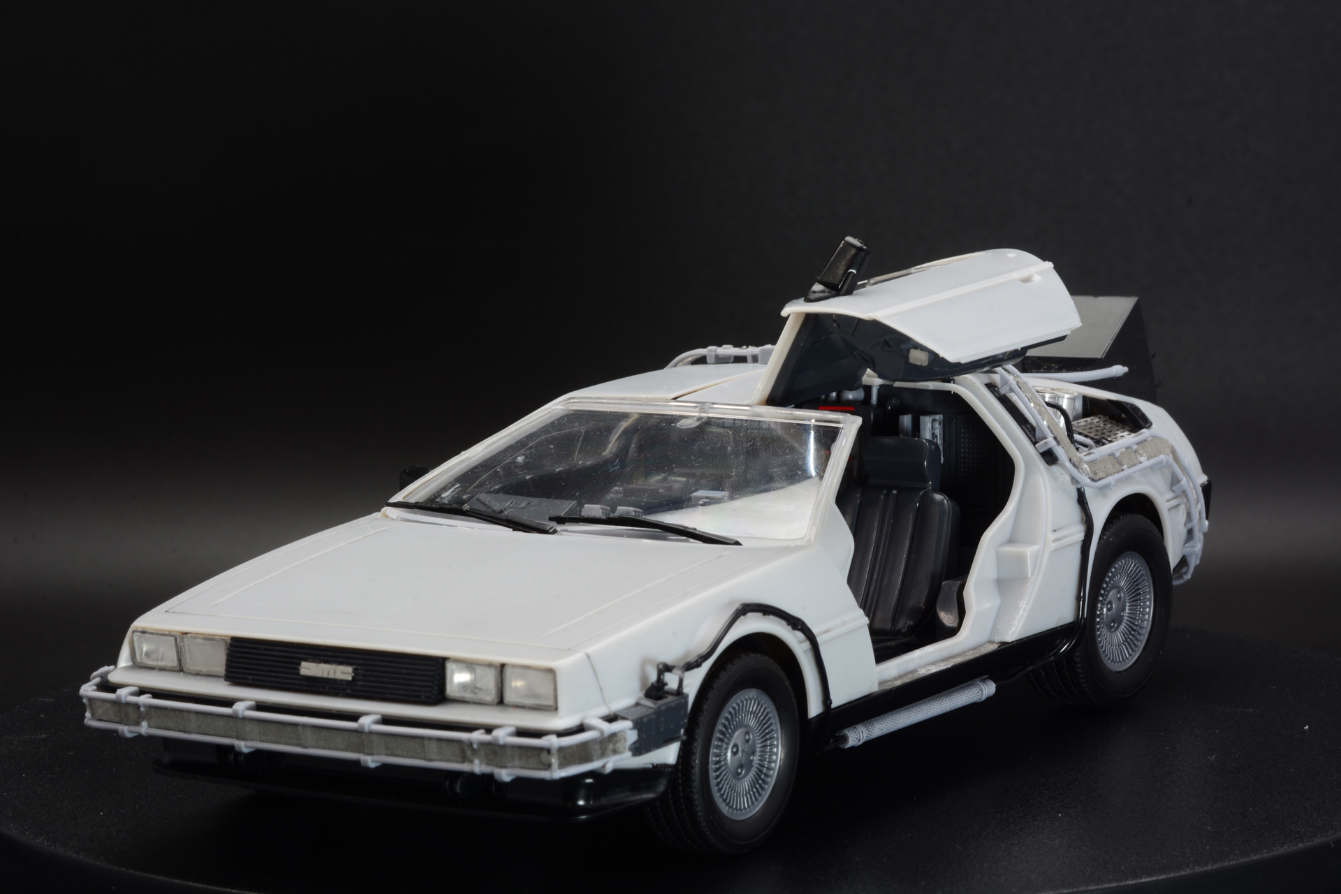 ドアを開けた姿にも出来る。車内がしっかり確認できるのが楽しい