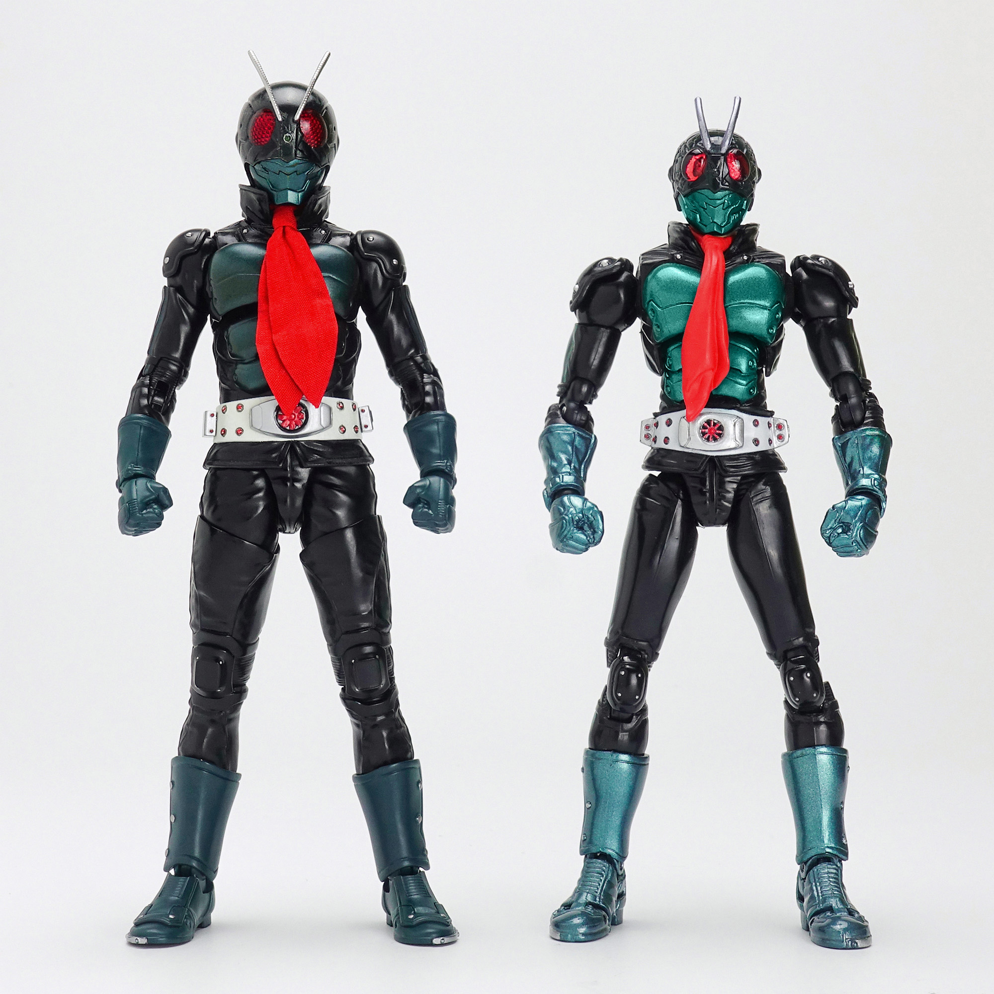 「S.H.Figuarts（真骨彫製法） 仮面ライダー1号／本郷猛（仮面ライダーTHE NEXT）」（左）、「S.H.Figuarts 仮面ライダー1号 (THE NEXT)」（右）