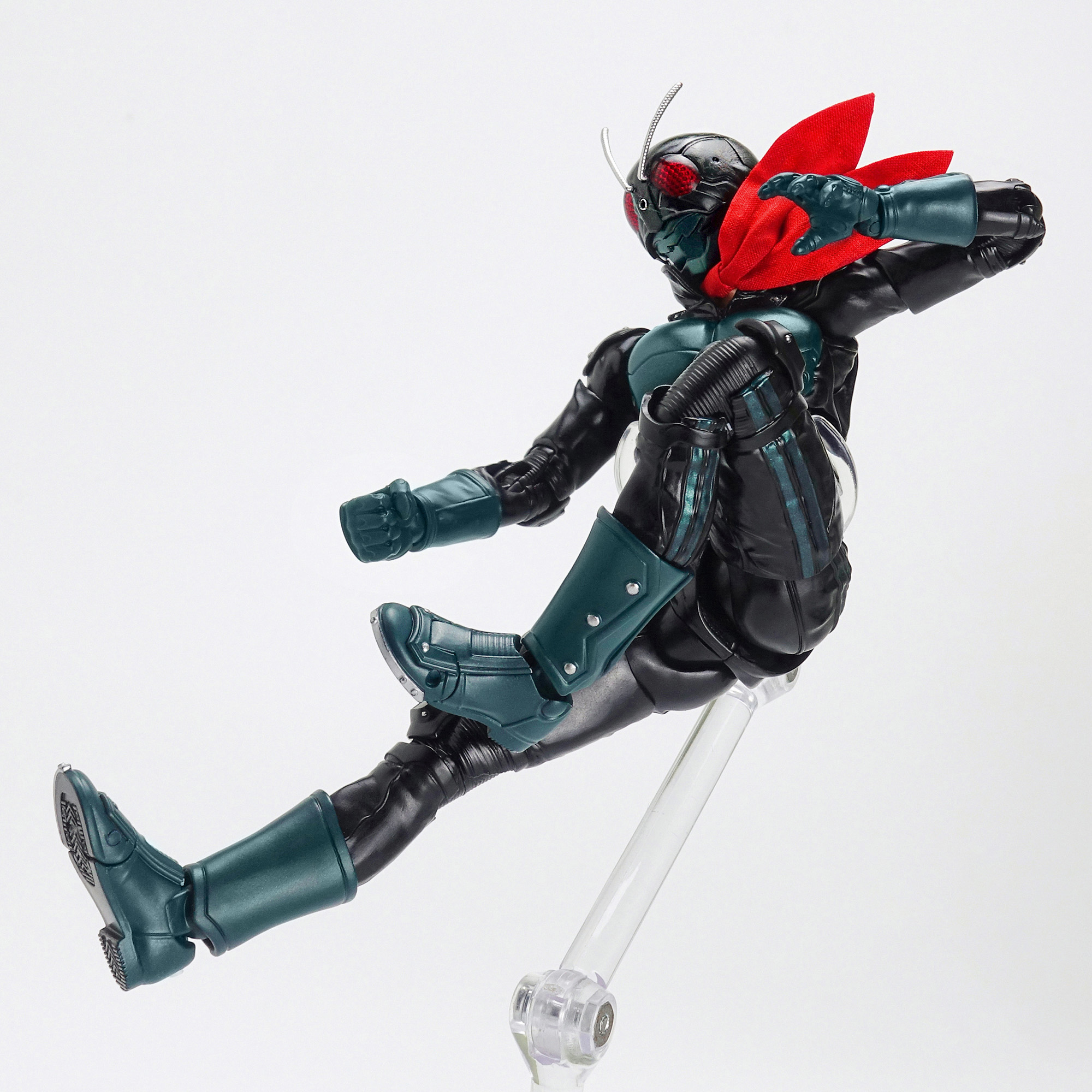 ライダーキックも迫力あるポージングを取ることができる